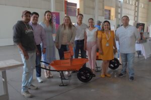 Chío Cervantes entrega apoyos para negocios Chío Cervantes entrega apoyos para negocios