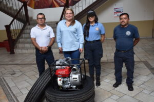Chío Cervantes entrega equipo para Bomberos de Abasolo Chío Cervantes entrega equipo para Bomberos de Abasolo