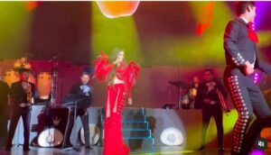 Ana Bárbara sufre caída en pleno concierto en la CDMX Ana Bárbara sufre caída en pleno concierto en la CDMX