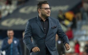 Mohamed viaja a CDMX para firmar con PUMAS Mohamed viaja a CDMX para firmar con PUMAS