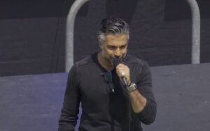 Jaime Camil se equivoca al cantar el himno de EU en Nascar Jaime Camil se equivoca al cantar el himno de EU en Nascar