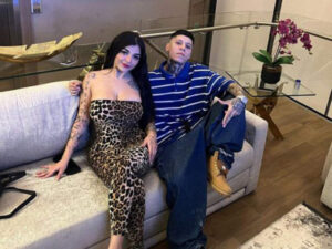 Santa Fe Klan y Karely Ruiz se besan en el ‘Macrofest’ en Monterrey Santa Fe Klan y Karely Ruiz se besan en el ‘Macrofest’ en Monterrey