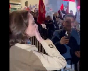 Reciben con abucheos e insultos a Lily Téllez a su llegada al IEEM Reciben con abucheos e insultos a Lily Téllez a su llegada al IEEM