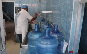 Intensifican visitas de verificación en purificadoras y máquinas expendedoras de agua. Intensifican visitas de verificación en purificadoras y máquinas expendedoras de agua.
