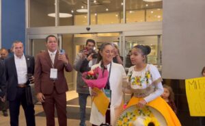 Reciben con mariachi a Claudia Sheinbaum a su llegada para la Cumbre de las Ciudades de las Américas Reciben con mariachi a Claudia Sheinbaum a su llegada para la Cumbre de las Ciudades de las Américas