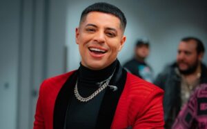 Eduin Caz se lleva gran susto en uno de sus conciertos con un machete Eduin Caz se lleva gran susto en uno de sus conciertos con un machete