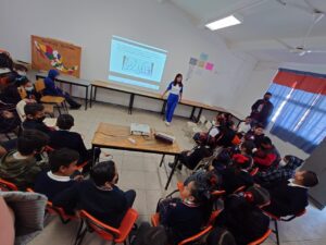 Estudiantes de secundaria y bachillerato exhiben este tipo de tecnología en la escuela primaria “Primero de Mayo”. Estudiantes de secundaria y bachillerato exhiben este tipo de tecnología en la escuela primaria “Primero de Mayo”.