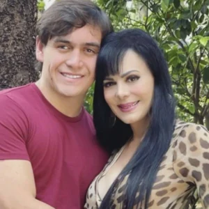 Maribel Guardia se despide de su hijo Julián Figueroa. Maribel Guardia se despide de su hijo Julián Figueroa.