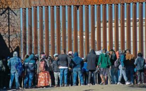 Rescatan a 63 migrantes que estaban secuestrados en Sonora Rescatan a 63 migrantes que estaban secuestrados en Sonora