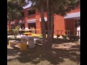 Muere una joven de 13 años en secundaría tras caer de un balcón en Edomex Muere una joven de 13 años en secundaría tras caer de un balcón en Edomex