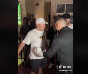 Le pide un fan a peleador de la UFC un golpe en vez de un autógrafo Le pide un fan a peleador de la UFC un golpe en vez de un autógrafo