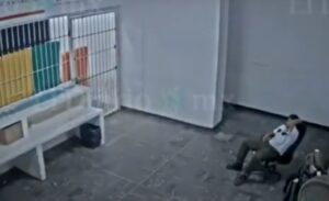 Capta nuevo video a vigilante sentado mientras migrantes pedían ayuda en la estación de Ciudad Juárez Capta nuevo video a vigilante sentado mientras migrantes pedían ayuda en la estación de Ciudad Juárez