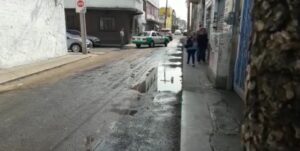 Lleva días fuga de agua en calle Ocampo Lleva días fuga de agua en calle Ocampo
