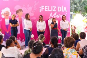 FESTEJAN A MAMÁS ADULTAS MAYORES FESTEJAN A MAMÁS ADULTAS MAYORES