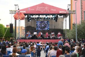 DISFRUTAN IRAPUATENSES DE MÚSICA DE MARIACHI DISFRUTAN IRAPUATENSES DE MÚSICA DE MARIACHI