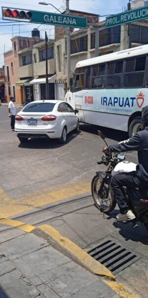 Se impacta automóvil contra camión de ruta Se impacta automóvil contra camión de ruta