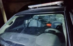 Se enfrentan policías contra manifestantes y los atacan a balazos Se enfrentan policías contra manifestantes y los atacan a balazos