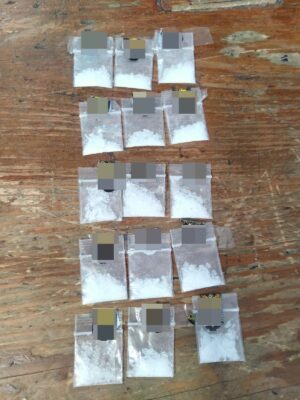 Arrestan a mujer por la posesión de presunta droga y diversos objetos de dudosa procedencia Arrestan a mujer por la posesión de presunta droga y diversos objetos de dudosa procedencia