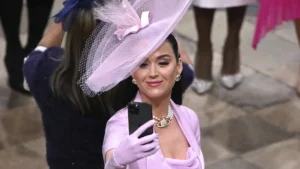 Katy Perry llega al concierto de coronación con un ‘séquito’ digno de una reina Katy Perry llega al concierto de coronación con un ‘séquito’ digno de una reina