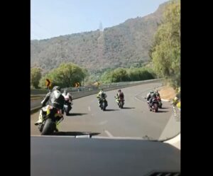 Exhiben a motociclistas zigzagueando en la autopista México-Cuernavaca Exhiben a motociclistas zigzagueando en la autopista México-Cuernavaca