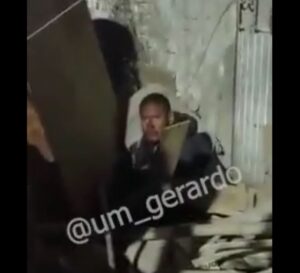 Captan a sujeto comiéndose un perro en León Captan a sujeto comiéndose un perro en León