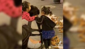 Señalan a policías que tiran a canasta de churros a una vendedora en la CDMX Señalan a policías que tiran a canasta de churros a una vendedora en la CDMX