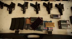 Arrestan a estudiantes que amenazaban con tiroteo Arrestan a estudiantes que amenazaban con tiroteo