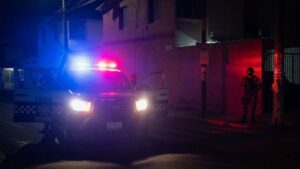 Después de unos tragos joven se duerme y es violado por su amigo Después de unos tragos joven se duerme y es violado por su amigo