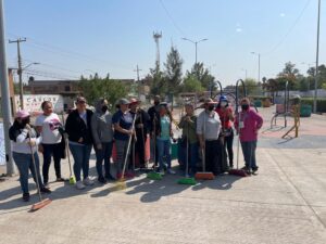 Vecinos de la 12 de diciembre coordinan acciones de limpieza en su colonia. Vecinos de la 12 de diciembre coordinan acciones de limpieza en su colonia.