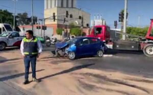 Choca patrulla contra automóvil tras pasar un semáforo en rojo Choca patrulla contra automóvil tras pasar un semáforo en rojo