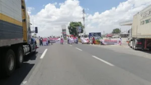 Bloqueo en la carretera 57: exigen a los tres niveles de gobierno localizar a dos secuestrados en San Diego de la Unión/video Bloqueo en la carretera 57: exigen a los tres niveles de gobierno localizar a dos secuestrados en San Diego de la Unión/video