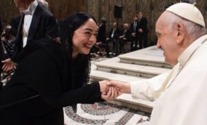 Sin practicar ninguna religión, Carla Morrison se reúne con el Papa Francisco y divide opiniones Sin practicar ninguna religión, Carla Morrison se reúne con el Papa Francisco y divide opiniones