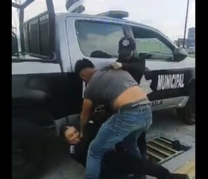 Golpea a una mujer policía para intentar huir Golpea a una mujer policía para intentar huir