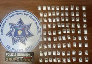 Dos personas fueron detenidas por elementos de Policía Municipal al detectar 90 dosis de droga en el interior del vehículo en el que viajaban. Dos personas fueron detenidas por elementos de Policía Municipal al detectar 90 dosis de droga en el interior del vehículo en el que viajaban.
