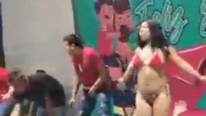 “Regala” alcalde de Huehuetlán show de bailarinas a padres de familia “Regala” alcalde de Huehuetlán show de bailarinas a padres de familia