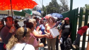 Solicitan derechohabientes del IMSS poder ingresar a la clínica para resguardarse de las altas temperaturas Solicitan derechohabientes del IMSS poder ingresar a la clínica para resguardarse de las altas temperaturas