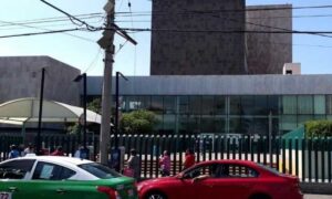 Ciudadanos solicitan áreas para protegerse del sol en el IMSS Ciudadanos solicitan áreas para protegerse del sol en el IMSS