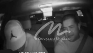 Ladrones quedan grabados después de robar un auto y burlarse de ello Ladrones quedan grabados después de robar un auto y burlarse de ello