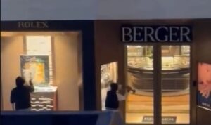 Ladrones destrozan cristales de joyería en Polanco y se roban 15 relojes Ladrones destrozan cristales de joyería en Polanco y se roban 15 relojes