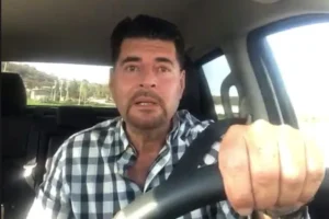 Leonardo Solórzano, alcalde de Pueblo Nuevo, ahora se quita la camiseta de MC para ponerse la del PAN Leonardo Solórzano, alcalde de Pueblo Nuevo, ahora se quita la camiseta de MC para ponerse la del PAN