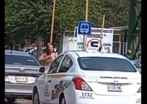 Una maestra se desnudó y protestó para denunciar que le robaron su plaza (VIDEO) Una maestra se desnudó y protestó para denunciar que le robaron su plaza (VIDEO)