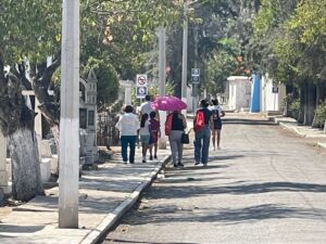 Visitan más de 2mil personas el Panteón Municipal este Día del Padre Visitan más de 2mil personas el Panteón Municipal este Día del Padre