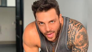 Nicola aparece desnudo en vivo y las redes enloquecen Nicola aparece desnudo en vivo y las redes enloquecen
