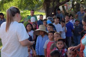 Llevan regalos a niños de El Encinal Llevan regalos a niños de El Encinal