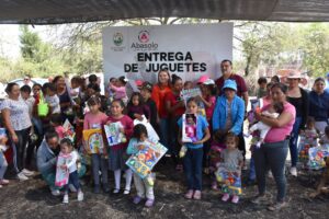 Gobierno Municipal y Club de Migrantes llevan sonrisas a niños abasolenses Gobierno Municipal y Club de Migrantes llevan sonrisas a niños abasolenses