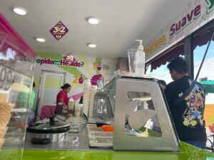 Aumentaron las ventas de paletas y aguas frescas elaboradas solo con frutas debido a las olas de calor. Aumentaron las ventas de paletas y aguas frescas elaboradas solo con frutas debido a las olas de calor.