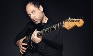 Reclama Alejandro Marcovich a un fan por vender discos firmados para el tratamiento de su hija Reclama Alejandro Marcovich a un fan por vender discos firmados para el tratamiento de su hija
