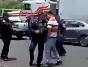 Video viral muestra a siete policías intentar contener a un sujeto Video viral muestra a siete policías intentar contener a un sujeto