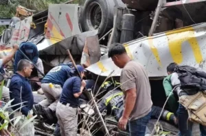 Por lo menos 26 personas mueren al volcar y caer a un barranco autobús de pasajeros Por lo menos 26 personas mueren al volcar y caer a un barranco autobús de pasajeros