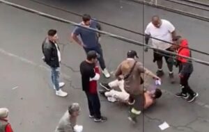 Captan brutal golpiza a presunto asaltante Captan brutal golpiza a presunto asaltante